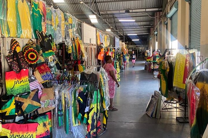 Kingston Craft Market tour. The best tours and excursions in Jamaica. Book the best waterfall, boating, cultural, Horse Riding, Swimming & Bamboo Rafting, Fishing, Dunns Party Catamaran, Climb & Zipline, Waterfalls and Horseback Riding tours across Jamaica with www.jamescarvertours.com